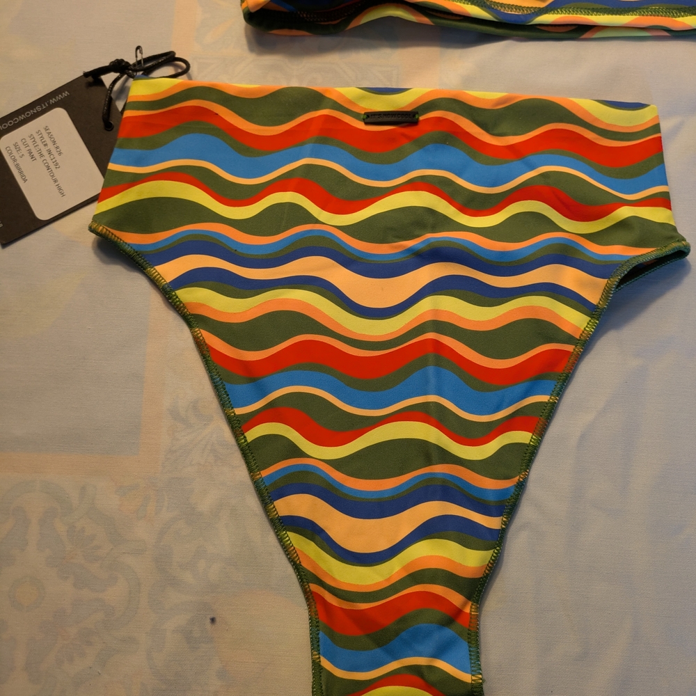 Colorful Wave Pattern Bikini Set - Picture 2 of 6
